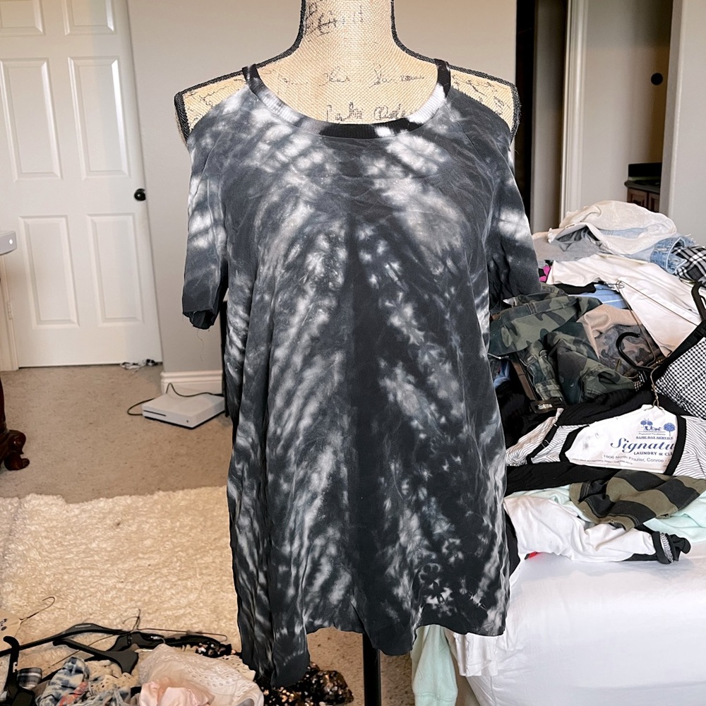 Cha Ser Boutique tie-dye arm cut out top